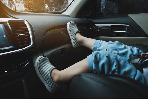 what age can a child be to sit in the front seat